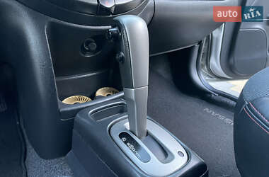 Хэтчбек Nissan Note 2009 в 