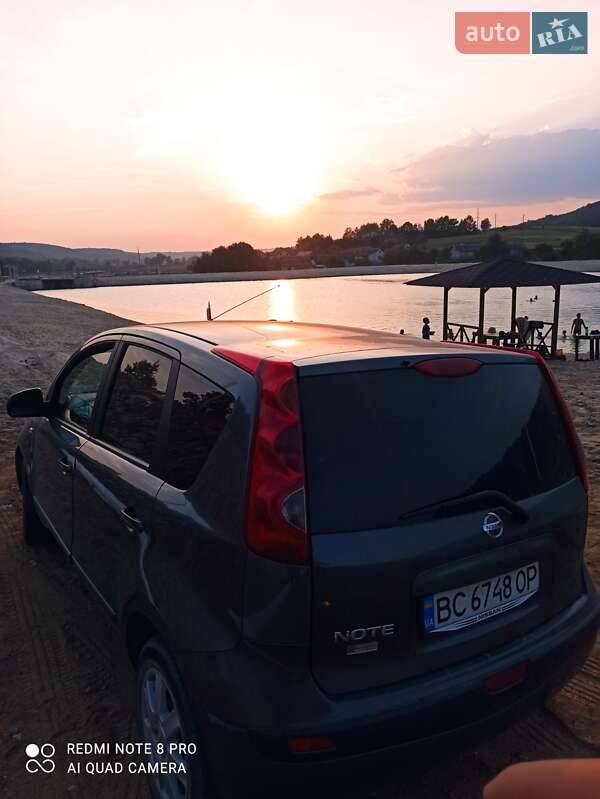 Хэтчбек Nissan Note 2006 в 