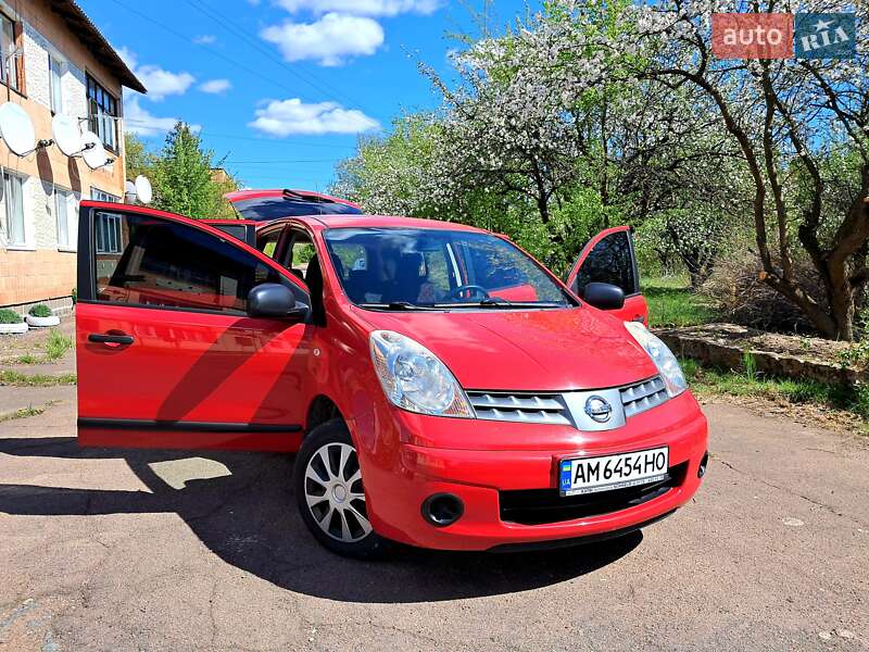 Хэтчбек Nissan Note 2008 в 
