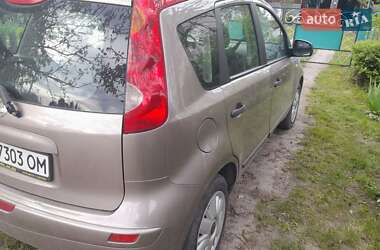 Хэтчбек Nissan Note 2009 в 