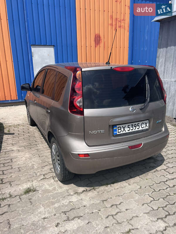 Хэтчбек Nissan Note 2009 в 