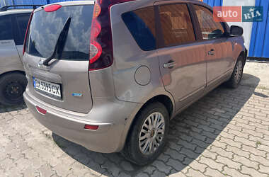 Хэтчбек Nissan Note 2009 в 