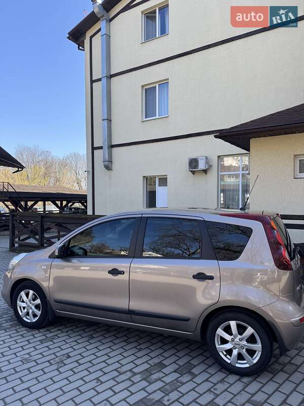 Хетчбек Nissan Note 2011 в Чернівцях