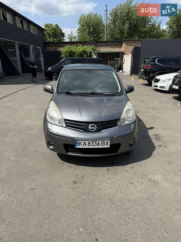 Хэтчбек Nissan Note 2011 в 
