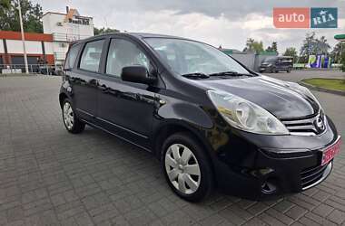 Хэтчбек Nissan Note 2010 в 