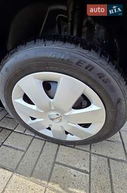 Хэтчбек Nissan Note 2010 в 