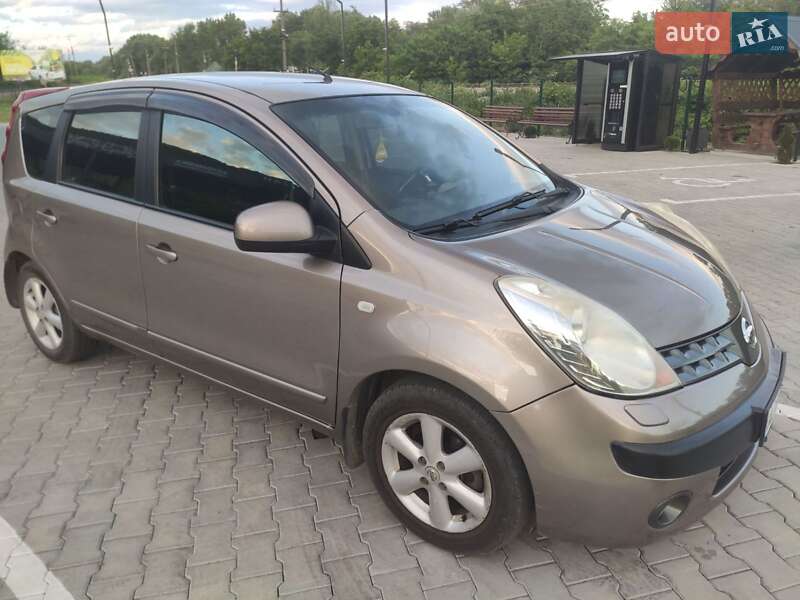 Хэтчбек Nissan Note 2006 в Виноградове