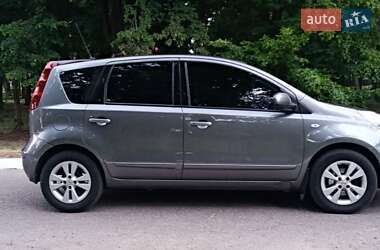 Хэтчбек Nissan Note 2011 в 