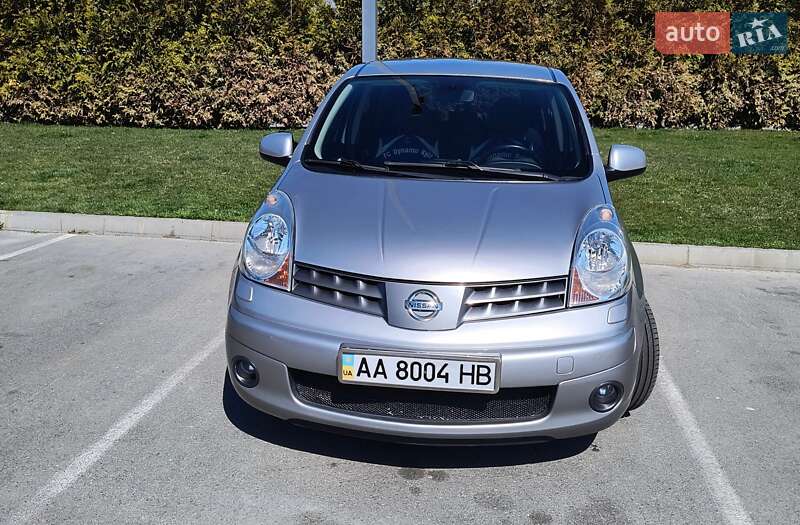 Хэтчбек Nissan Note 2007 в 