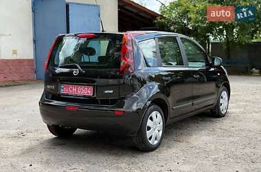 Хэтчбек Nissan Note 2010 в 