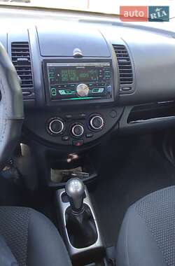Хэтчбек Nissan Note 2011 в 
