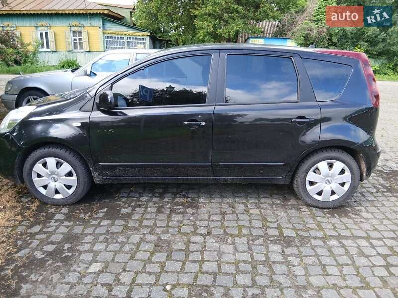 Хэтчбек Nissan Note 2009 в 
