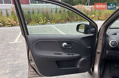 Хэтчбек Nissan Note 2009 в 