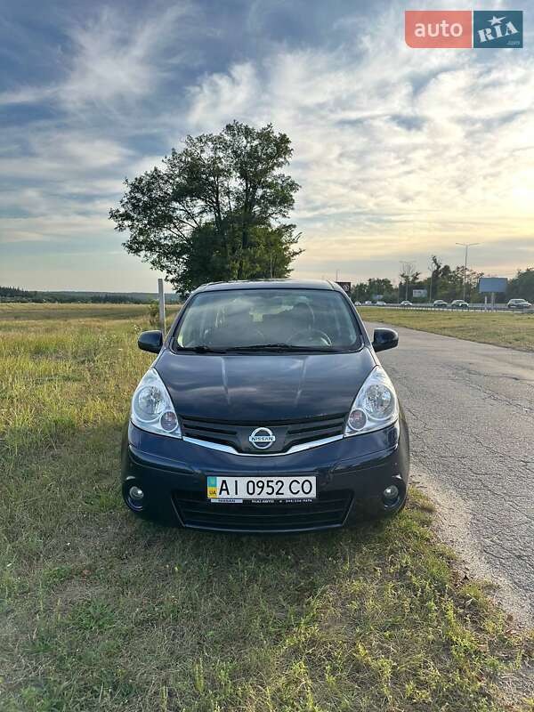Хэтчбек Nissan Note 2011 в 