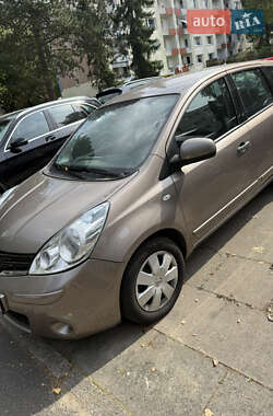 Хэтчбек Nissan Note 2011 в 