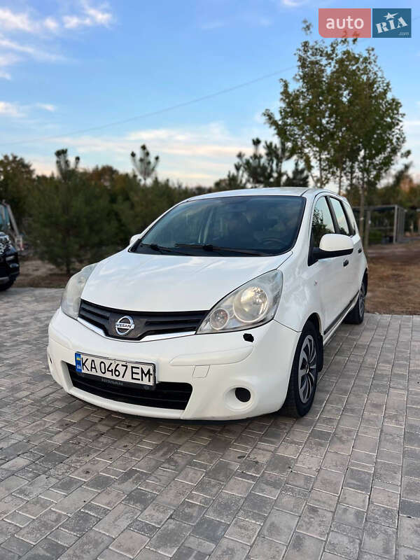 Хэтчбек Nissan Note 2012 в 