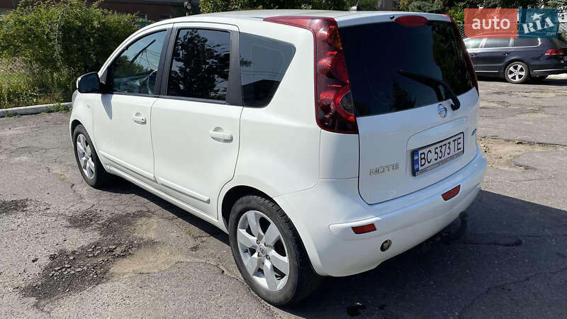 Хэтчбек Nissan Note 2010 в Сокале