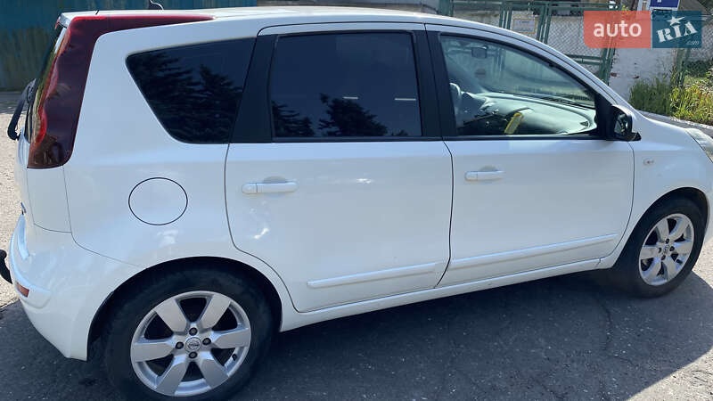 Хэтчбек Nissan Note 2010 в Сокале