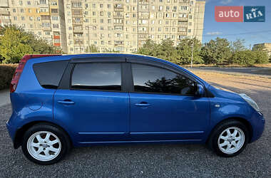 Хэтчбек Nissan Note 2006 в 