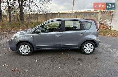 Хэтчбек Nissan Note 2010 в 