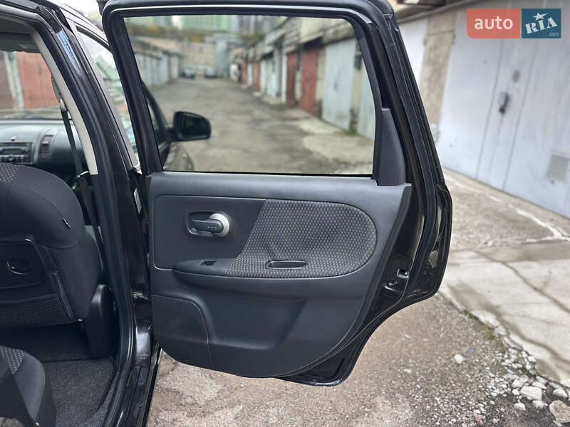 Хэтчбек Nissan Note 2006 в Киеве