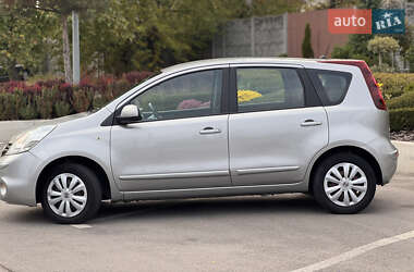 Хэтчбек Nissan Note 2010 в 