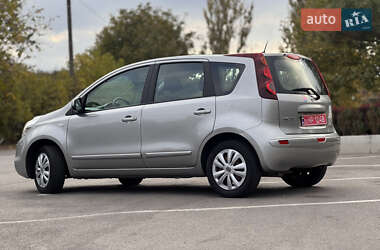 Хэтчбек Nissan Note 2010 в 