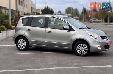 Хэтчбек Nissan Note 2010 в 