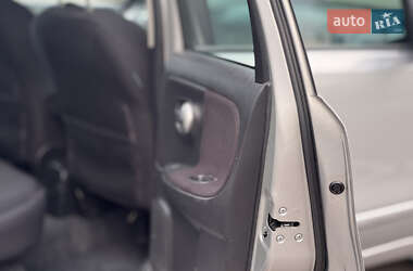 Хэтчбек Nissan Note 2010 в 