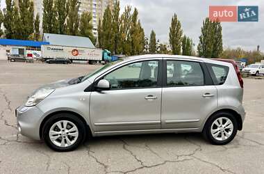 Хэтчбек Nissan Note 2010 в 