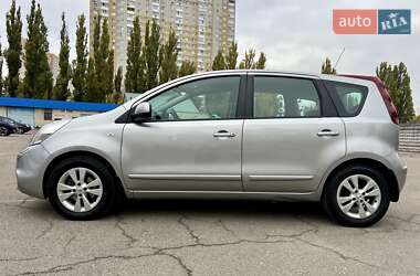 Хэтчбек Nissan Note 2010 в 