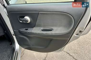 Хэтчбек Nissan Note 2010 в 