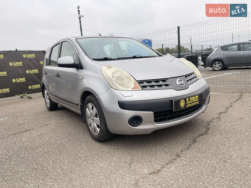 Хэтчбек Nissan Note 2006 в  фото Хэтчбек Nissan Note 2006 в