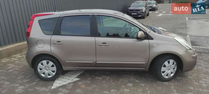 Хэтчбек Nissan Note 2008 в Коростене