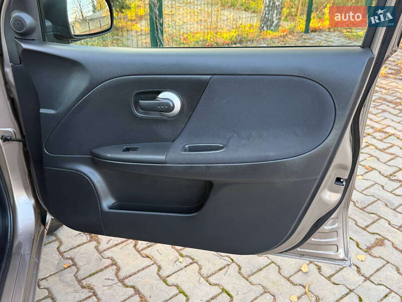 Хэтчбек Nissan Note 2011 в Стрые
