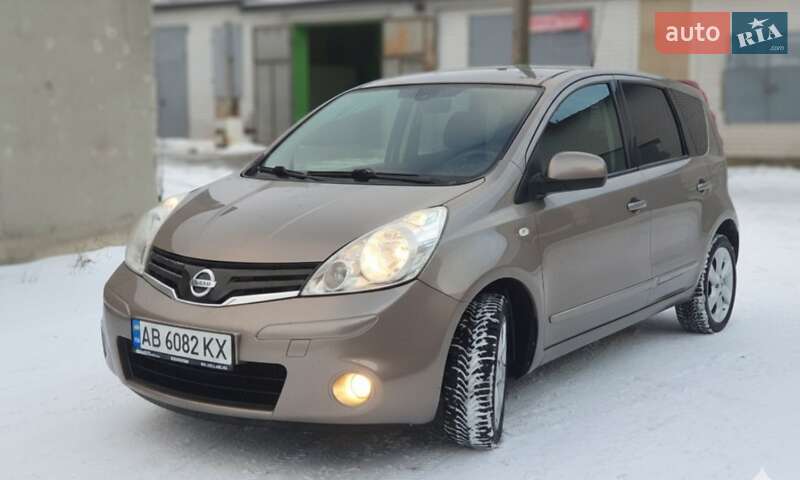 2011 Nissan Note, VIN SJNFAAE11U2140883:plate — фото 1 (autoria)