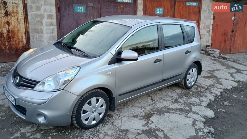 2011 Nissan Note, VIN SJNFAAE11U2136216:plate — фото 1 (autoria)