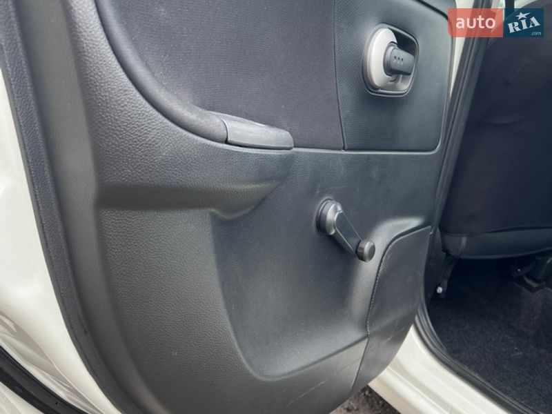 Хетчбек Nissan Note 2012 в Святопетрівське