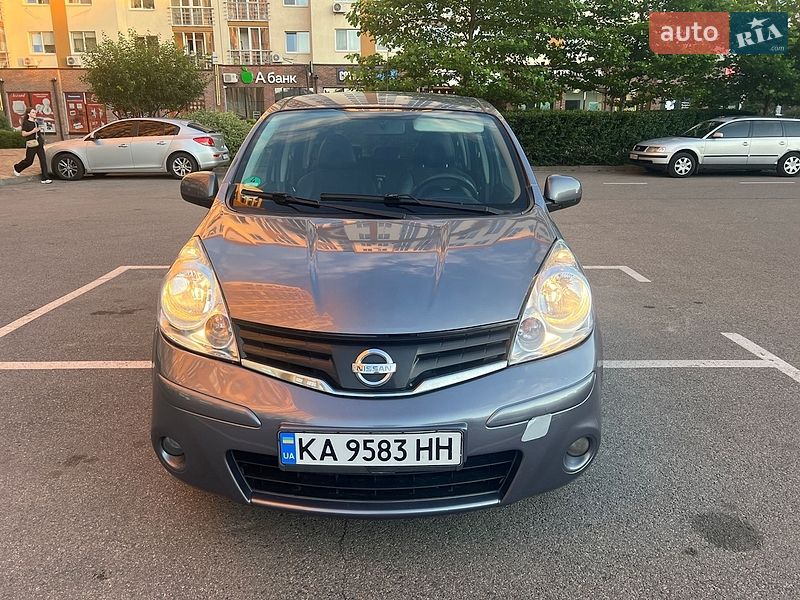 Хэтчбек Nissan Note 2010 в Вишневом фото 4 Хэтчбек Nissan Note 2010 в Вишневом