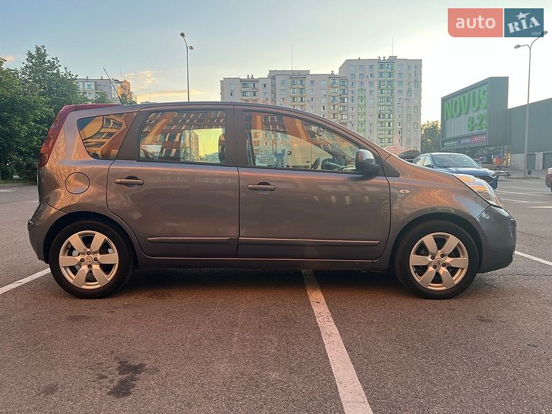 Хэтчбек Nissan Note 2010 в Вишневом фото 7 Хэтчбек Nissan Note 2010 в Вишневом
