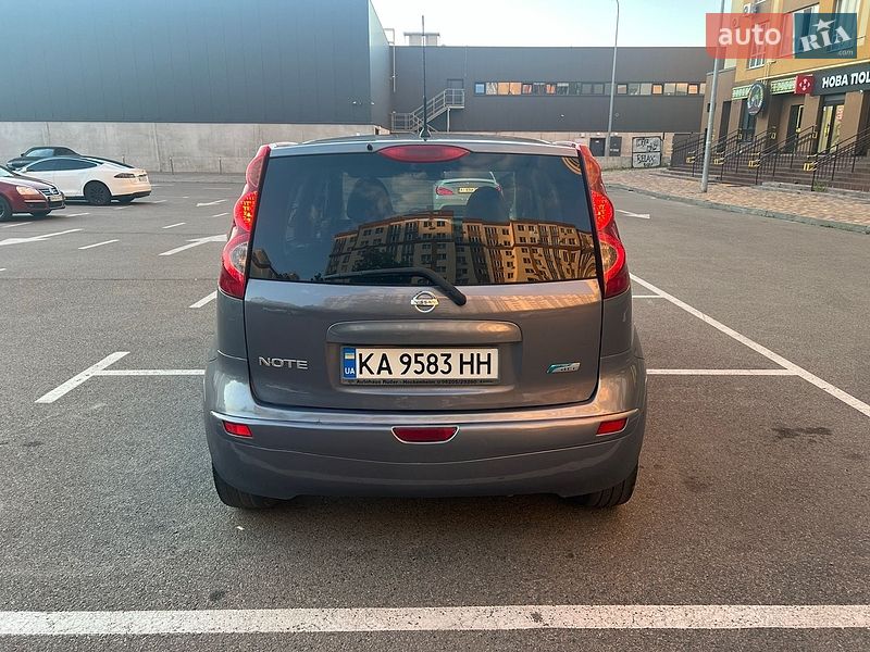 Хэтчбек Nissan Note 2010 в Вишневом фото 12 Хэтчбек Nissan Note 2010 в Вишневом