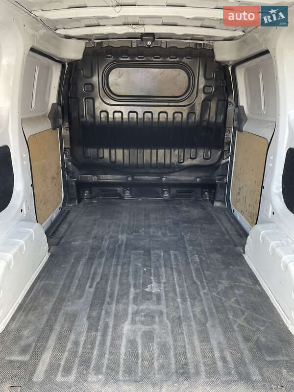 Грузовой фургон Nissan NV200 2016 в Львове