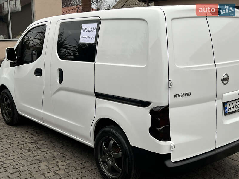 Вантажний фургон Nissan NV200 2017 в Дніпрі