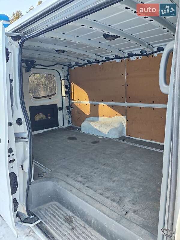 Грузовой фургон Nissan NV2500 2017 в Львове