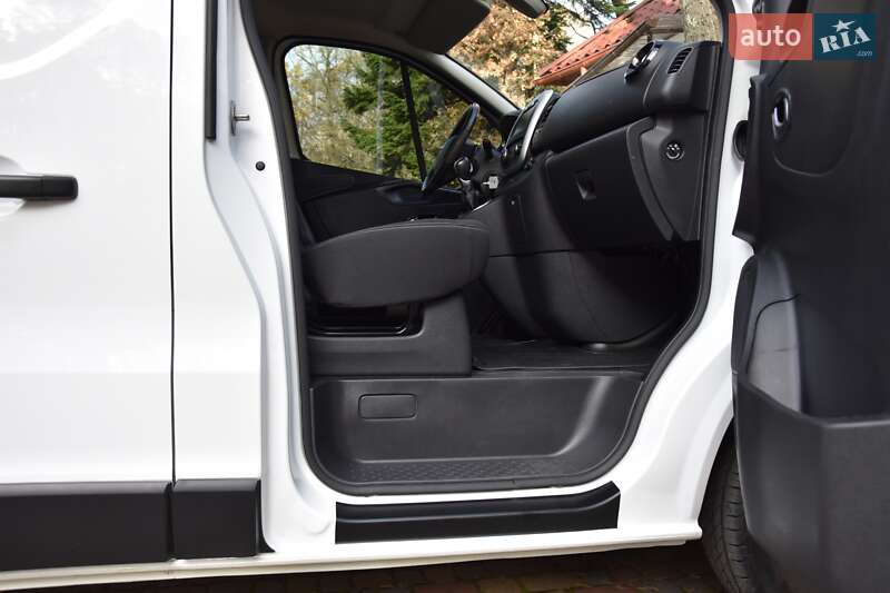 Вантажний фургон Nissan NV300 2021 в Львові