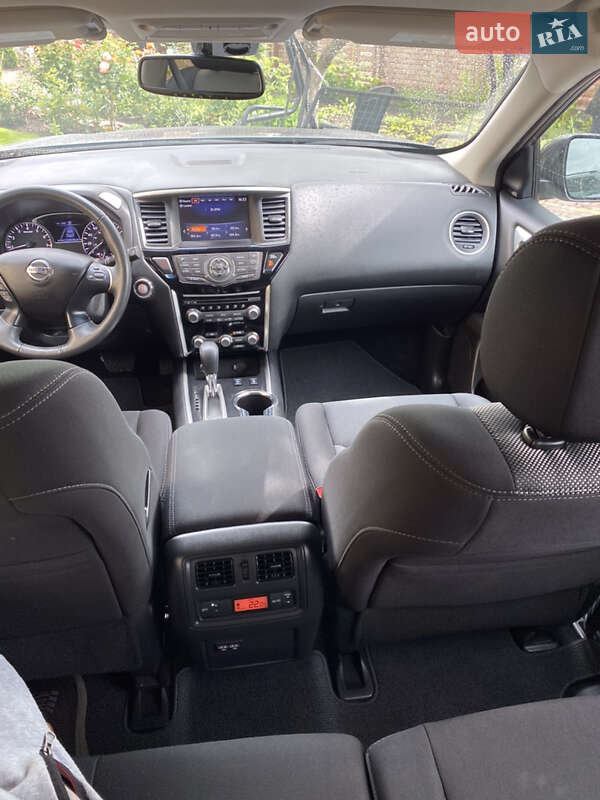 Внедорожник / Кроссовер Nissan Pathfinder 2017 в Черновцах