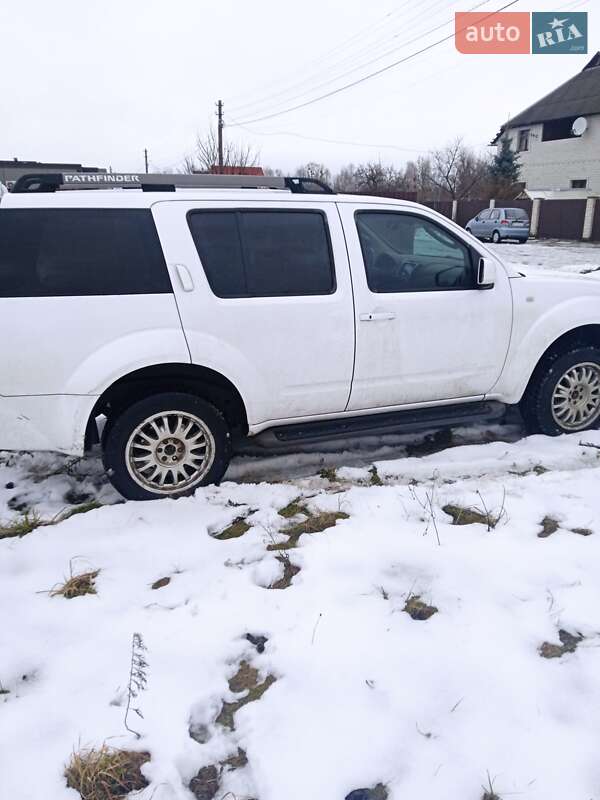 Позашляховик / Кросовер Nissan Pathfinder 2005 в Києві