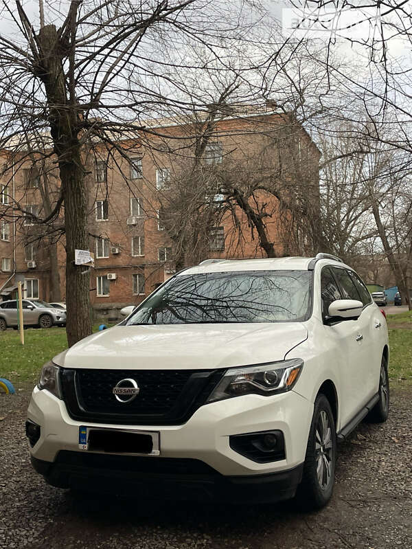 Внедорожник / Кроссовер Nissan Pathfinder 2016 в Кривом Роге