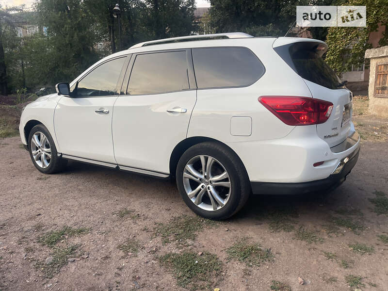 Внедорожник / Кроссовер Nissan Pathfinder 2016 в Кривом Роге