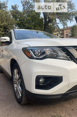 Позашляховик / Кросовер Nissan Pathfinder 2016 в Кривому Розі